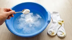 Lisään veteen 2 ruokalusikallista, ja valkoiset vaatteet näyttävät kuin uusilta: kellastuminen ja lika häviävät pesun aikana