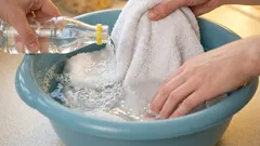 Illalla kastelen keittiöpyyhkeet ja keittiökäsineet: aamulla ne ovat täysin puhtaat, ja jopa vanhat rasvaiset tahrat ovat kadonneet.