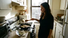 Kuinka valmistaa kalaa ilman, että haju leviää koko asuntoon: vinkki laakerinlehdillä