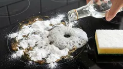 Keittiön liesi puhdistuu pinttyneestä rasvasta: tarvitset vain vettä ja kaksi edullista ainesosaa