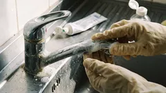 Etikkahammastahna tekee ihmeitä kotitaloudessa: todistetusti toimivia vinkkejä, joita edes kokeneet kotitalousnaiset eivät tunne